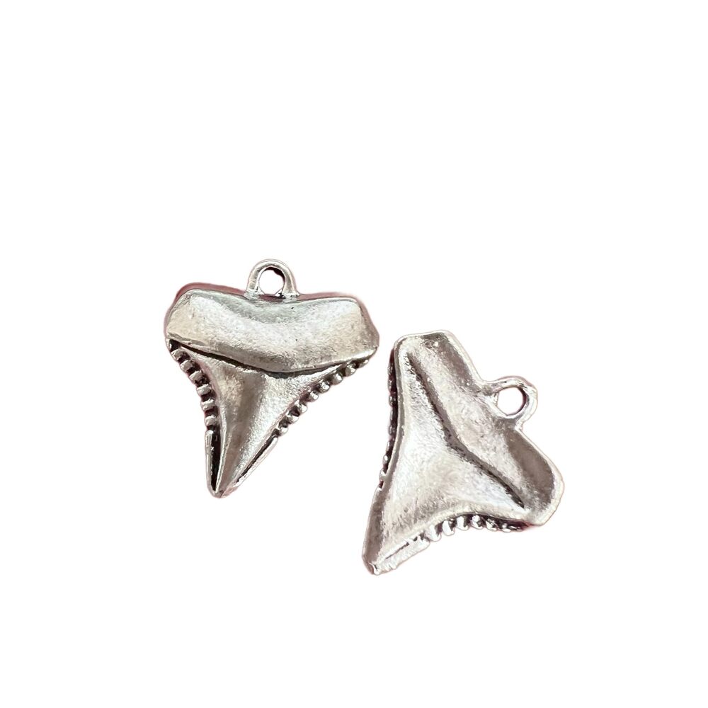 3522 10pc Antiqued Silver Alloy Shark Tooth Charms Pendants 17x16mm